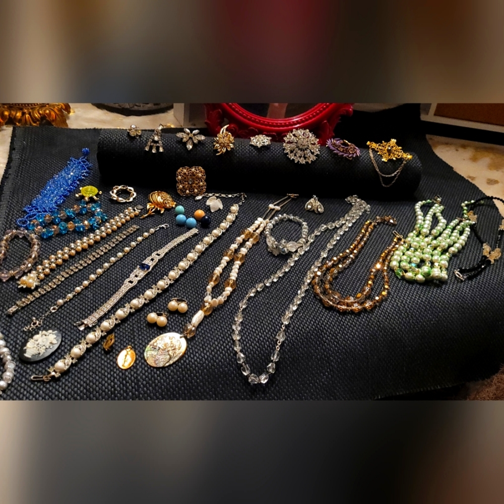 GORGEOUS Vintage to Now Jewelry Lot Rhinestone Brooches Trifari  Bakelite